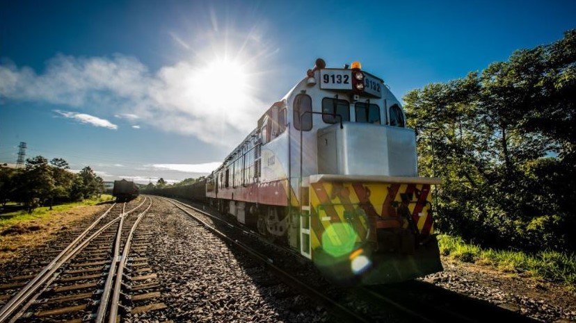 Ferrovia alerta sobre práticas inadequadas em apoio ao Maio Amarelo #Pracegover Na foto, trilho e trens