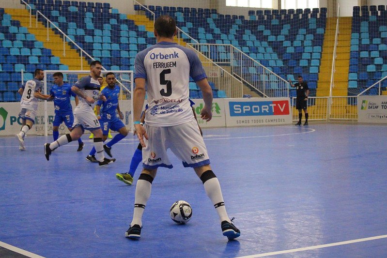 futsal #Pracegover Foto: na imagem há atletas, uma quadra e uma bola