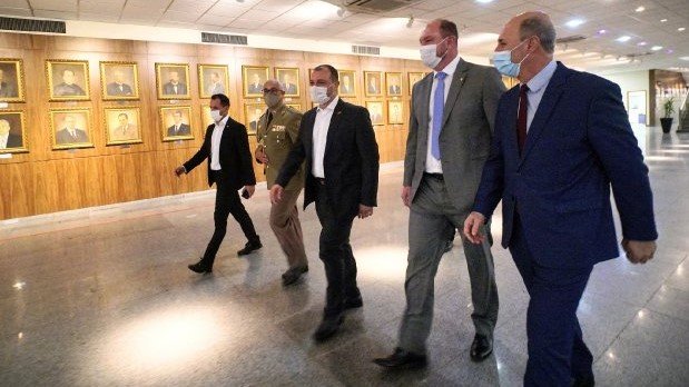Governador vai à Alesc solicitar derrubada de veto ao projeto que destina recursos estaduais para obras em rodovias federais #Pracegover Na foto, Governador caminhando no hall de entrada da Alesc acompanhado de outros 4 homens