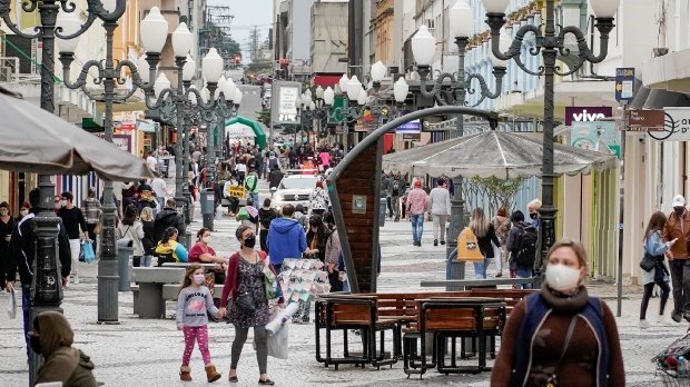Governo de SC propõe auxílio emergencial para amenizar efeitos da pandemia #Pracegover Na foto, pessoas caminhando no Centro de Florianópolis