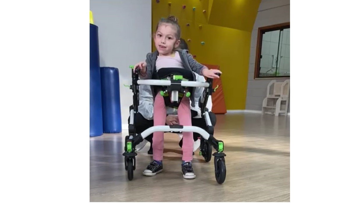 Grupo Entre Amigas fará bazar beneficente para ajudar Lívia Locks a comprar um andador #Pracegover Na foto, Lívia está no andador onde caminhou sozinha pela primeira vez