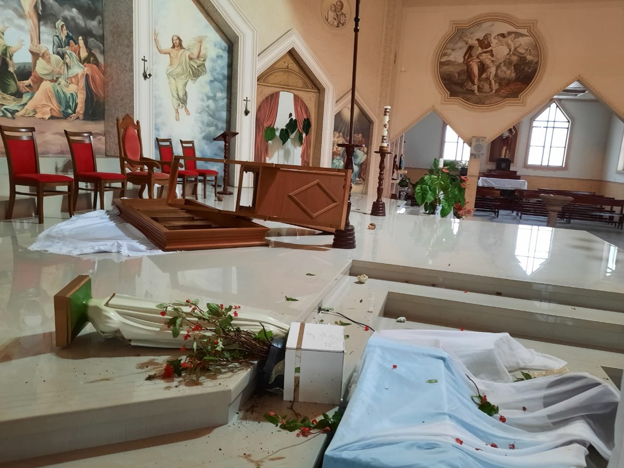 igreja #Pracegover Foto: na imagem há um altar de igreja que sofreu um ato de vandalismo