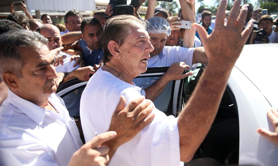 João de Deus é condenado em mais um processo por crime sexual #Pracegover Na foto, João de Deus está entrando em um carro e rodeado de pessoas