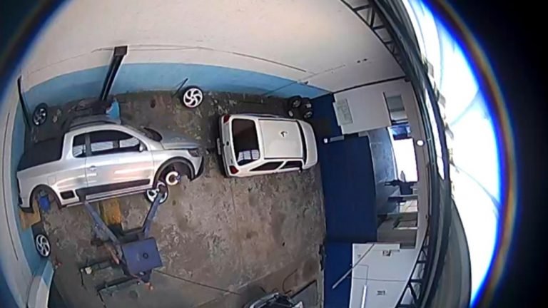 Jovem de 28 anos fica ferido após veículo cair de elevador automotivo em oficina de Tubarão
