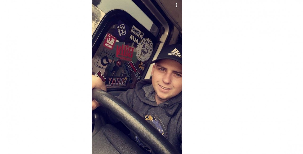 Jovem de Grão-Pará é uma das vítimas do acidente envolvendo 3 caminhões na BR 101 em Palhoça #Pracegover Na foto, Daniel está em um caminhão, segurando o volante e sorrindo