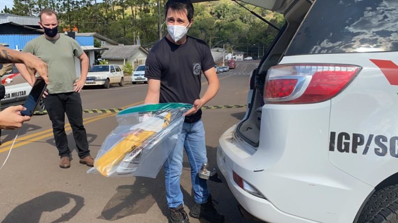 Jovem usou espada ninja para matar funcionárias e crianças da creche em Saudades #Pracegover Na foto, policial civil segura a espada usada no crime
