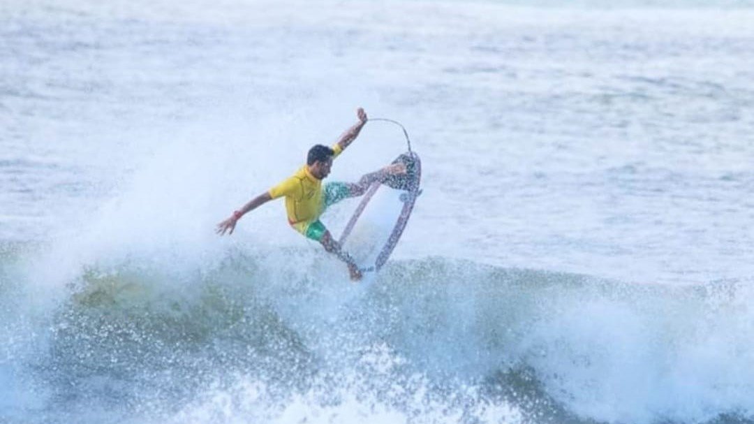 Laguna Surfistas devem respeitar pescadores artesanais na temporada da tainha #Pracegover Na foto, um homem surfando em uma praia de Laguna