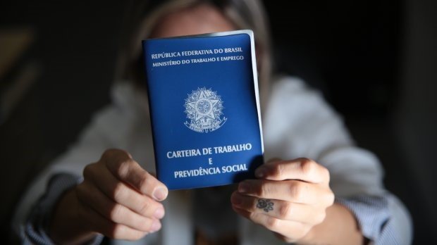 Mais de 1,2 mil vagas de trabalho foram abertas em Tubarão, em abril #Pracegover Na foto, mulher segura uma carteira de trabalho