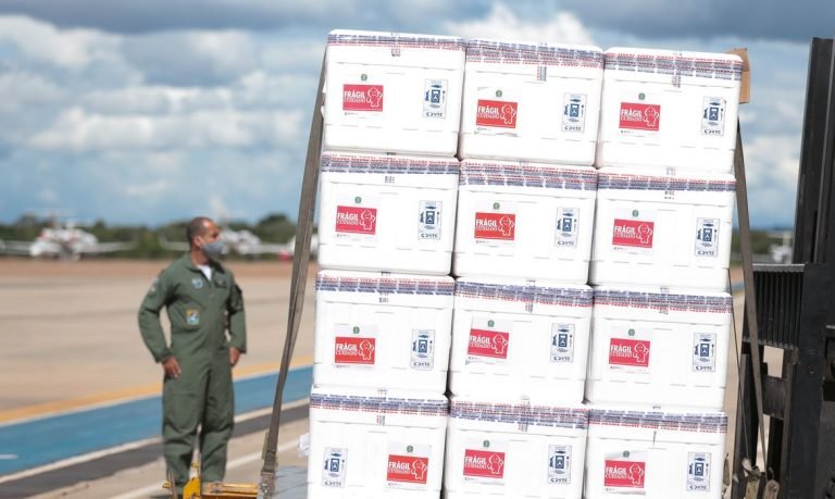 Ministério da Saúde anuncia vacinação de portuários e aeroviários