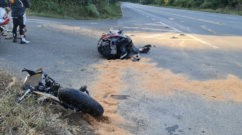 Motocicleta parte ao meio após condutor colidir em veículo na BR 282, no Oeste de Santa Catarina #Pracegover Na foto, uma motocicleta em duas partes sobre o asfalto