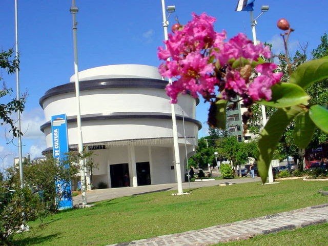 museu #Pracegover Foto: na imagem há uma edificação, gramado e flores