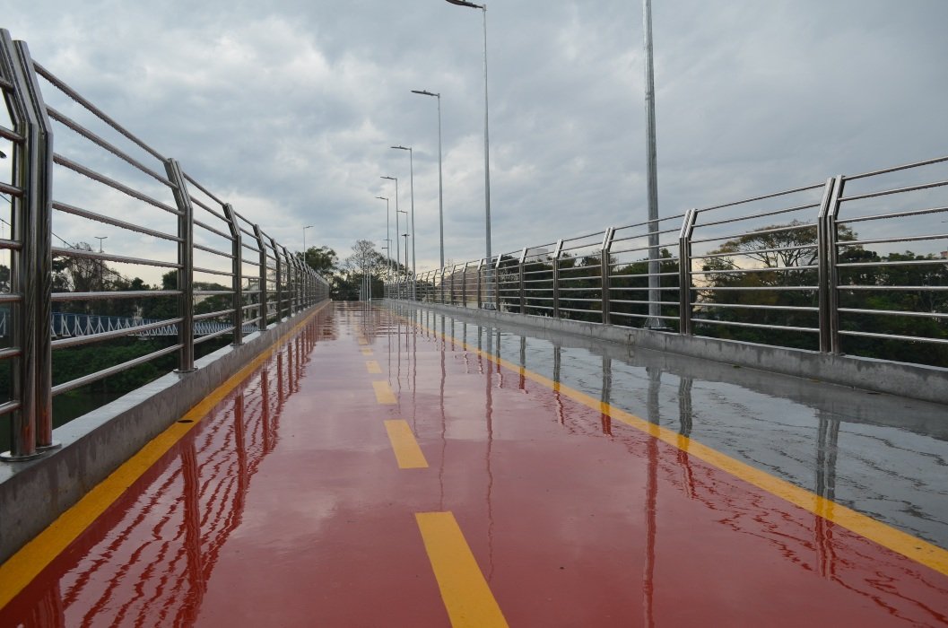Passarela estará interditada nesta quinta-feira (13) para gravação de vídeo do Coral Municipal de Tubarão #Pracegover Na foto, passarela molhada, sem passagem de pedestre