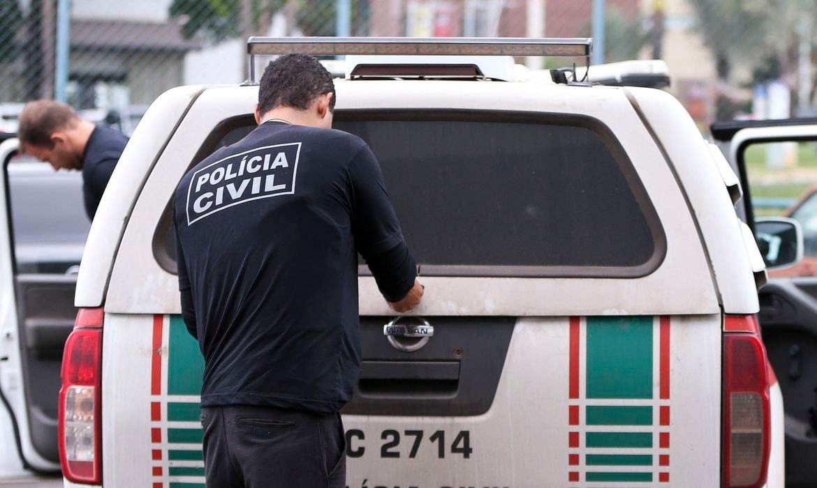 pcrj #Pracegover Foto: na imagem há uma viatura e dos profissionais de segurança pública