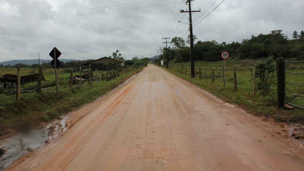Pedágio em Tubarão Autoridades de segurança buscam solução para conter “rota de fuga” da BR-101 #Pracegover Na foto, estrada de chão, cercada por área verde