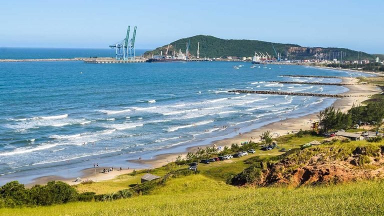 Pescador é resgatado por bombeiros após sofrer acidente com embarcação no mar em Imbituba