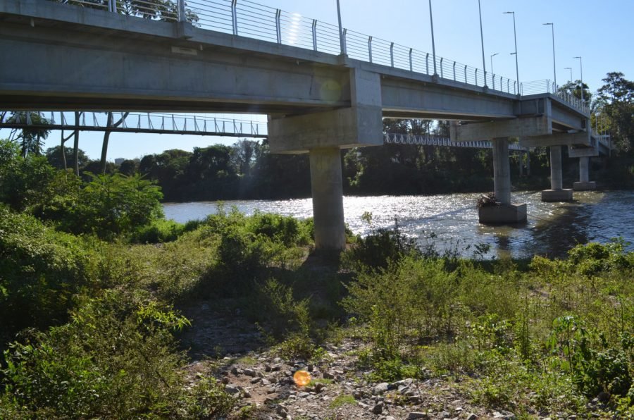 ponte #Pracegover Foto: na imagem há uma passarela de concreto, o rio e mato