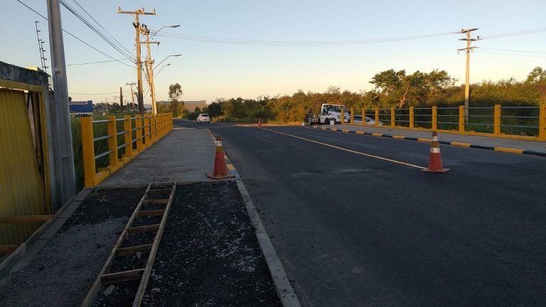 Ponte sobre o Rio Corrêa, em Tubarão, recebe pintura e sinalização