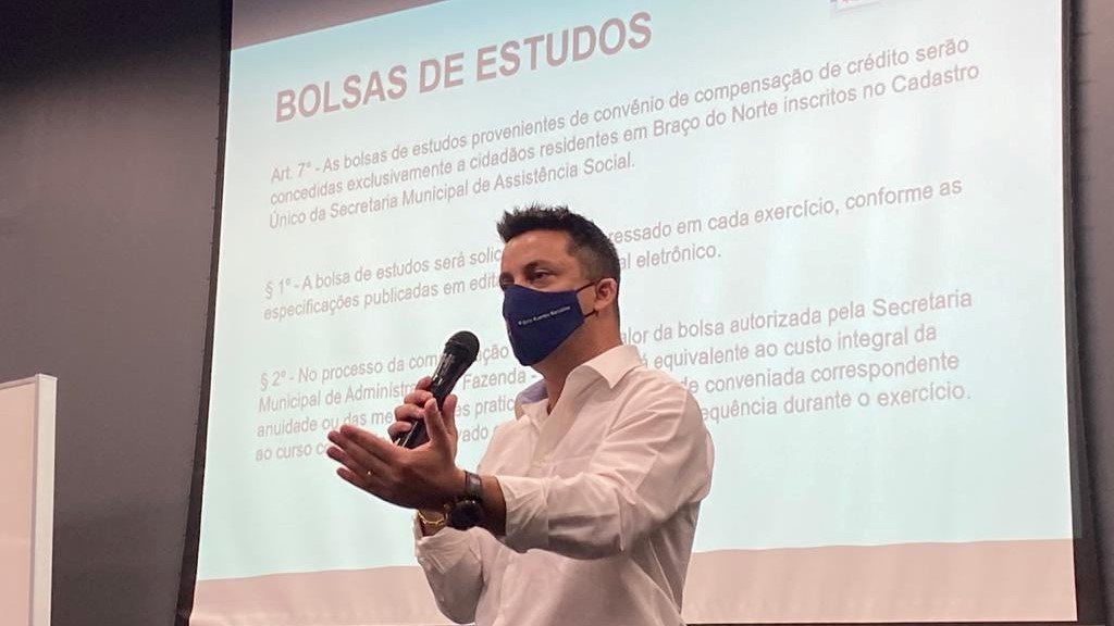 Prefeito de Braço do Norte assina decreto que dá bolsas de estudos através de créditos de ISS #Pracegover Na foto, prefeito Beto Kuerten aparece durante discurso