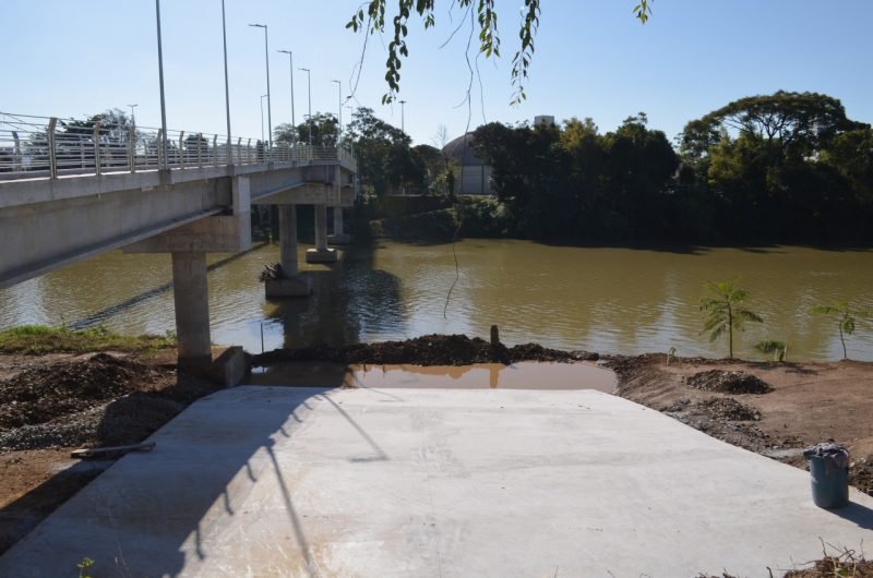 rampa #Pracegover Foto: na imagem há uma rampa, um rio e árvores