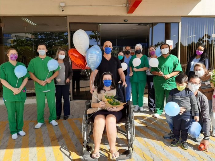 raquel #Pracegover Foto: na imagem há diversas pessoas em frente ao Hospital