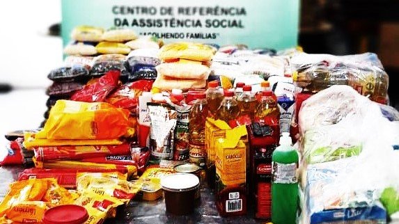 Recorde 250 kg de alimentos são arrecadados em etapa de vacinação contra Covid-19 em Capivari de Baixo #Pracegover Na foto, alimentos sobre uma mesa