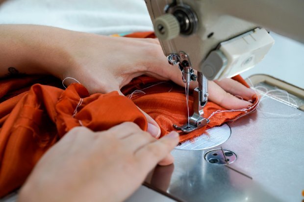 Santa Catarina tem mais de 4 mil vagas de emprego abertas pelo Sine #Pracegover Na foto, mulher usando uma máquina para costurar tecido