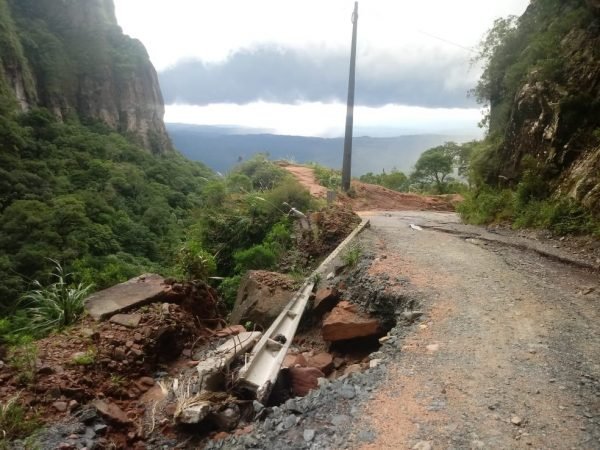 serra corvo branco #Pracegover Foto: na imagem há uma estrada de chão, área verde e o céu