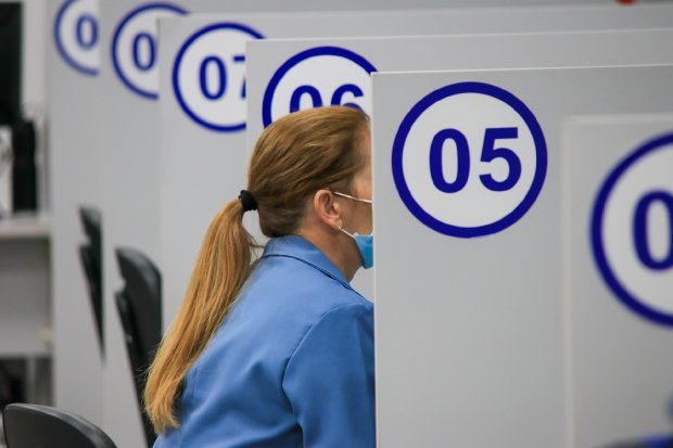 Sine disponibiliza mais de 5,7 mil vagas de emprego em Santa Catarina #Pracegover Na foto, mulher durante atendimento ao público