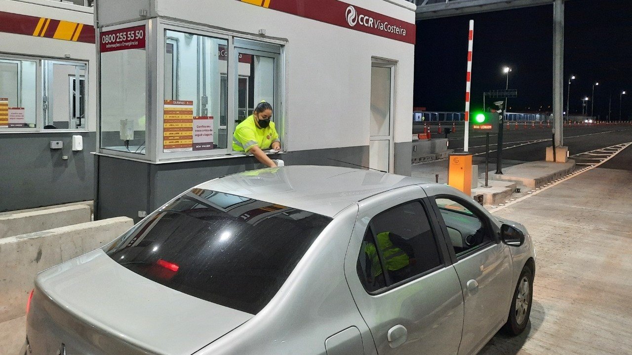 Tranquilidade marca início da operação nas praças de pedágio na BR 101 Sul #Pracegover Na foto, pessoa cobrando pedágio