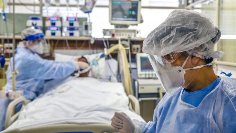 Tubarão registra 5 mortes por Covid-19 em 24 horas; ao todo são 374 óbitos #Pracegover Na foto, equipe médica cuidando de paciente na UTI