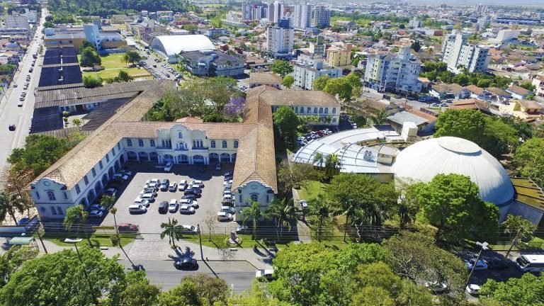 UniSul disponibiliza ultra freezer para armazenamento das vacinas da Pfizer que serão aplicadas na população de Tubarão