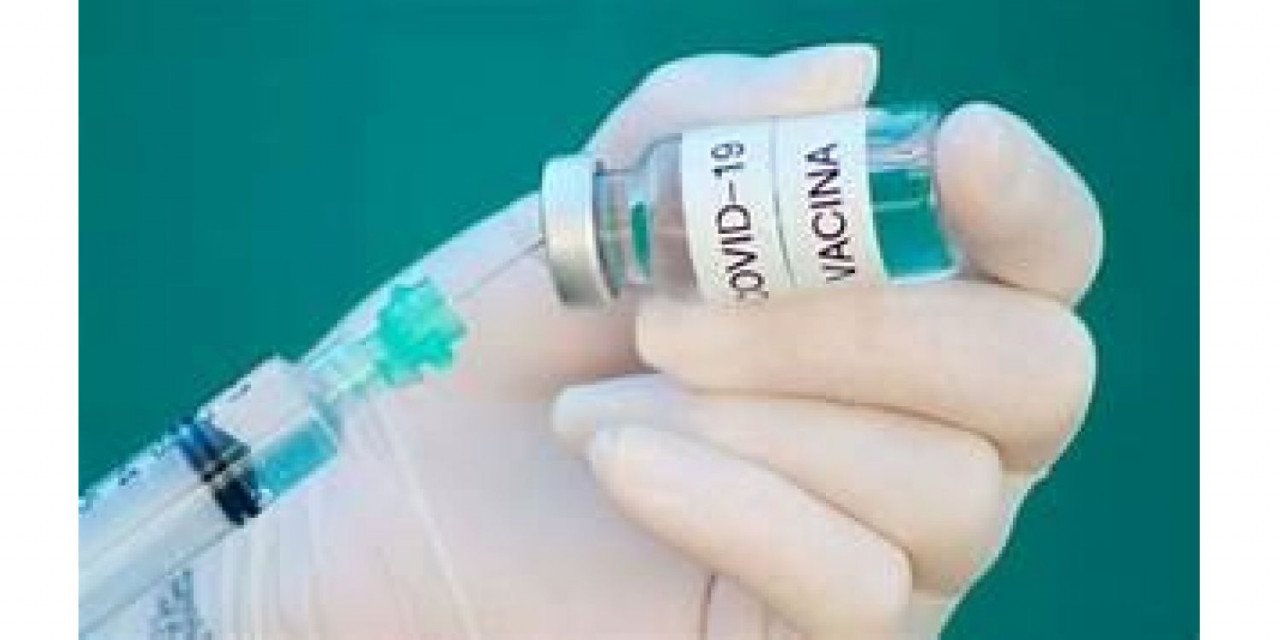 vacinaa #Pracegover Foto: na imagem há um frasco, uma mão com luvas e uma seringa