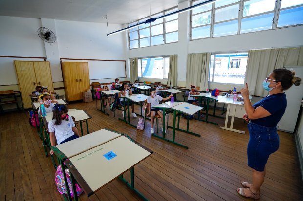 vacinacao_professor #Pracegover Foto: na imagem há pessoas, carteiras e armário