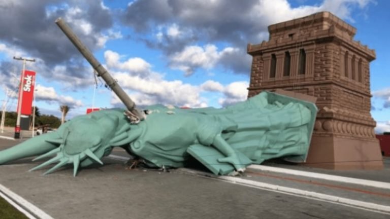 Ventos fortes derrubam estátua da Havan no Rio Grande do Sul Ventos fortes derrubam estátua da Havan no Rio Grande do Sul
