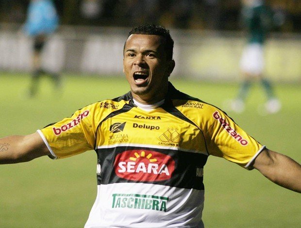 zé carlos ´#Pracegover Foto: na imagem há um homem e um gramado