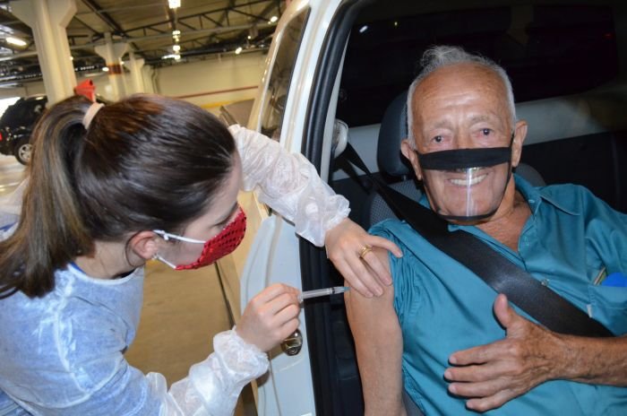 30% da população de Tubarão está imunizada com a primeira dose da vacina contra a Covid-19 #Pracegover Na foto, idoso sendo vacinado