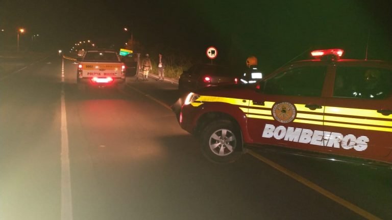 Homem cai da carroceria de caminhão em movimento e é atropelado pelo próprio veículo, em Tubarão