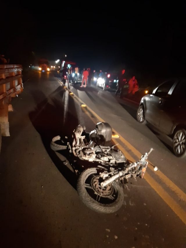 acidente #Pracegover Foto: na imagem há uma motocicleta numa via, um carro, um caminhão e dezenas de pessoas no local