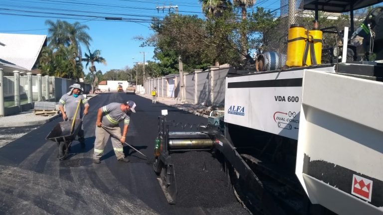 #Praceegover Foto: na imagem há pessoas trabalhando, um carrinho de mão, uma via e uma máquina