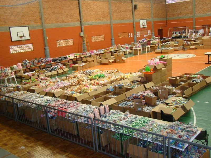 bazar #Pracegover Foto: na imagem há um ginásio e muitos produtos