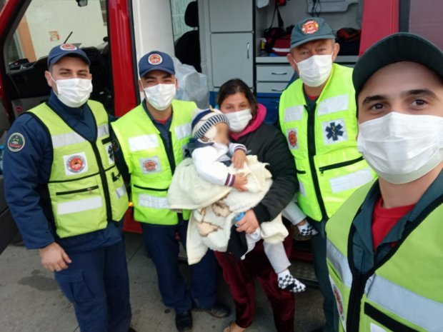 bombeiros #Pracegover Foto: na imagem há quatro homens, uma mulher e uma criança