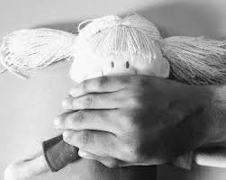 boneca #Pracegover Foto: na imagem há uma mão e uma boneca