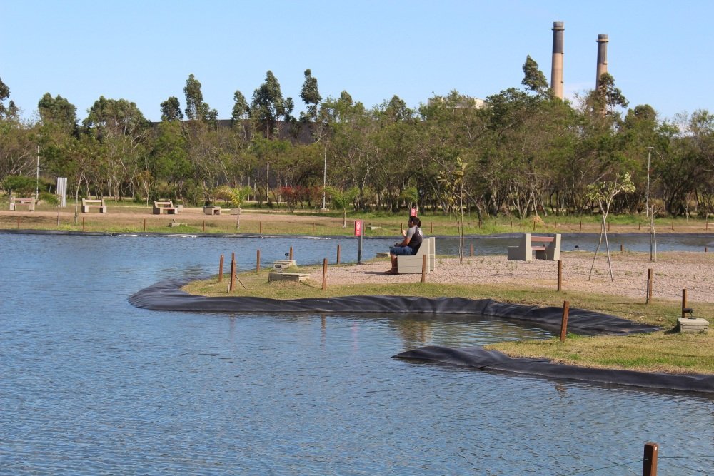 Capivari de Baixo poderá ter uma unidade de triagem e adaptação de aves #Pracegover Na foto, lago, pequena ilha e árvores em volta