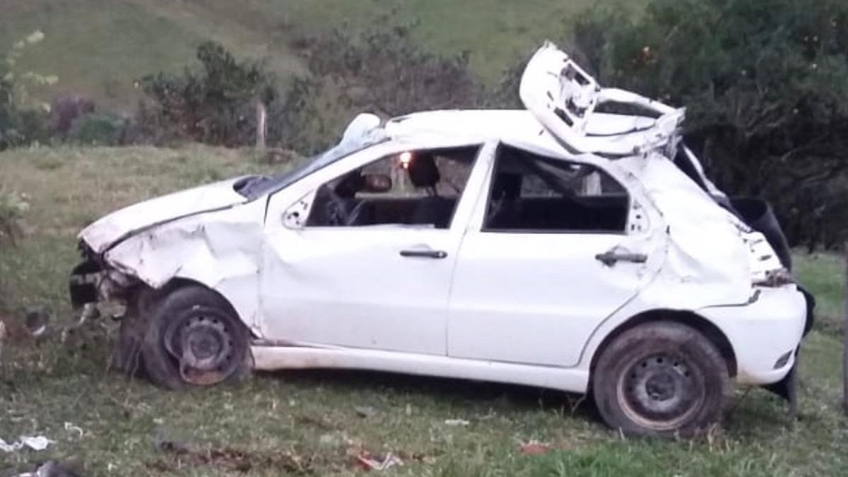 Capotamento resulta em morte de idoso de 73 anos, em Armazém #Pracegover Na foto, carro destruído após capotamento