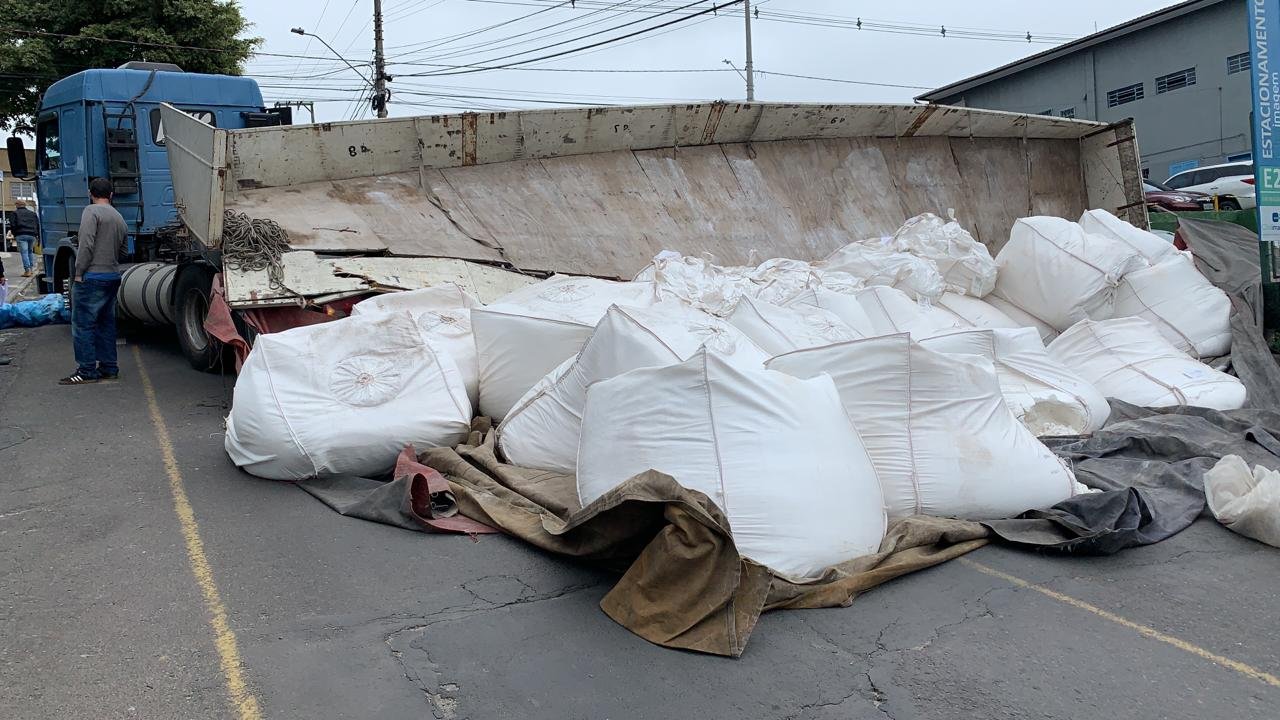 carreta #Pracegover Foto: na imagem há uma carreta tombada e produtos não identificados