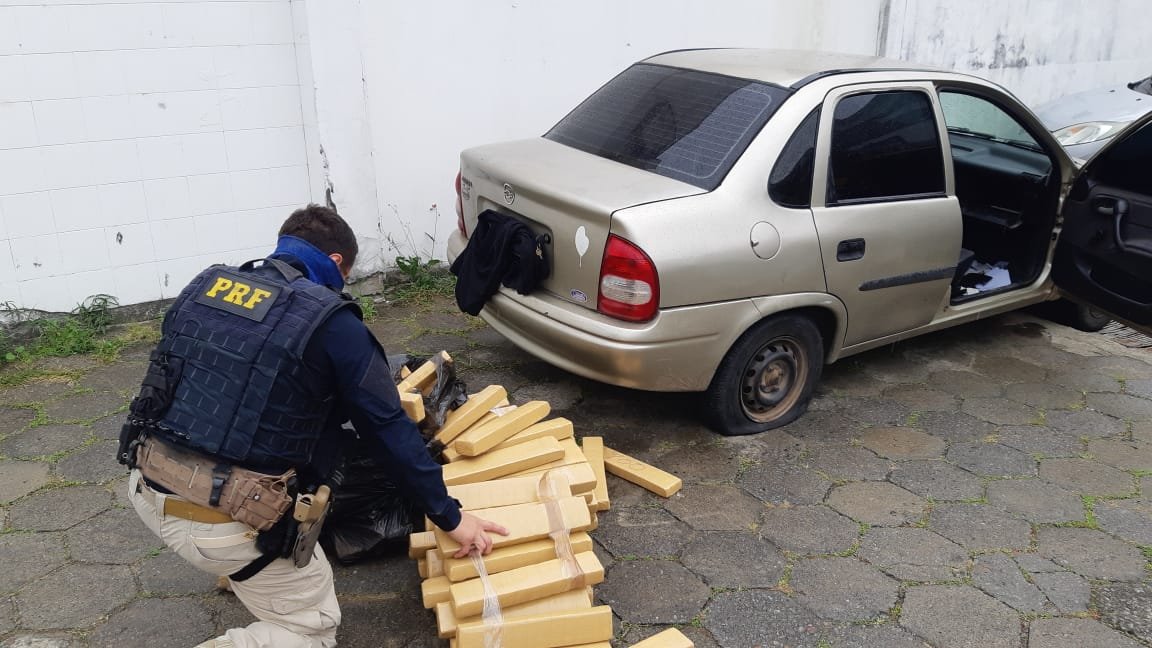Cerca de 100kg de maconha são apreendidas na BR-101, em Tubarão
