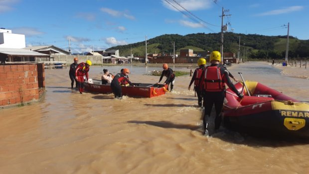 chuvas #Pracegover Foto: na imagem há pessoas, botes e água