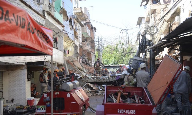 destruição #Pracegover Foto: na imagem há fios e destruição de um prédio