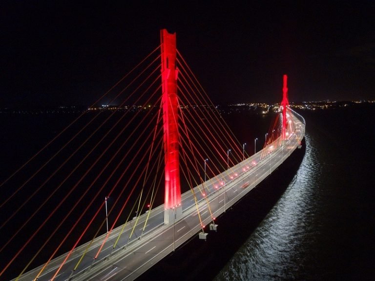 Dia dos Namorados: CCR ViaCosteira deixa iluminação da Ponte Anita Garibaldi em clima de Amor