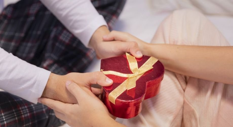 dia dos namorados #Pracegover Foto: na imagem há um presente e quatro mãos